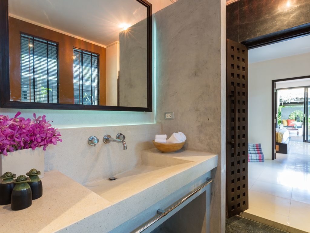 Guest Bathroom in Wing #2 (with outdoor bath and shower)